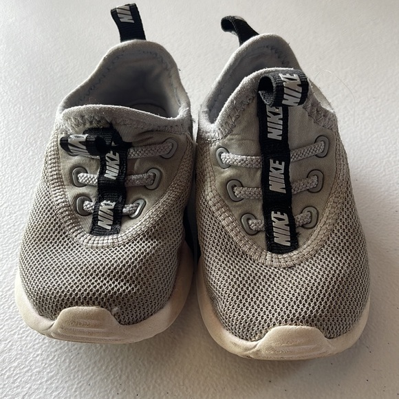 Nike - toddler shoe - Picture 2 of 4